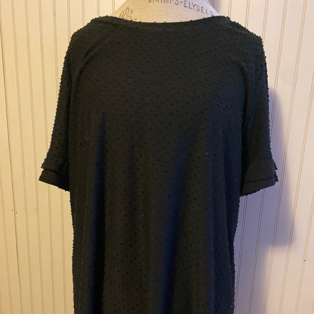 3x (fits like xl/2x) Black textured ruffle sleeve